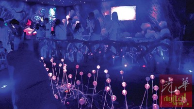 “虫鸣大地”馆内的室内设计及灯管造型设计,让人为之惊艳。