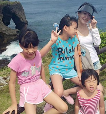 小S对3个女儿疼爱有加。