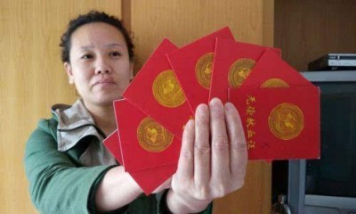 沉玉英展示多张无偿献血证。