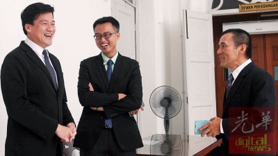 左起植物园州议员谢嘉平、玛章武莫州议员李凯伦和丹绒武雅州议员郑雨周,议会外谈笑风生。3人在是次议会的投票动向成为焦点,填海动议预料下周四辩论后投票。