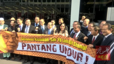 林吉祥今天重返国会时,以国会下议院走廊受到同僚们的迎。