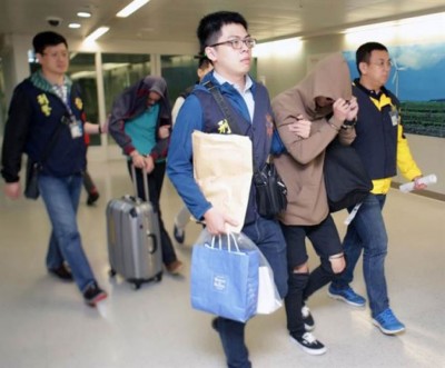 疑犯飞抵桃园机场后,随即被刑事局持票拘捕。
