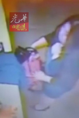 女贼将包包收进粉色环保袋。