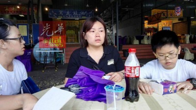 黄美玲(遭逢)让访时,回顾丈夫离世难过落泪,外为该一对子女。