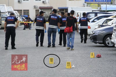 死者左拇指遭砍断(环处),财物也散落在停车场。