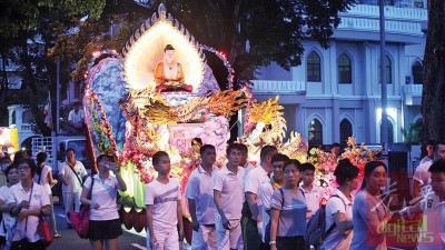 2016年卫塞节面对佛游行,抓住数以千计信徒和群众与。