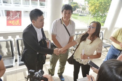 死者黎秀凤二哥黎锡米和姐姐黎帝兰,于旁听律师何良丰代表感谢。