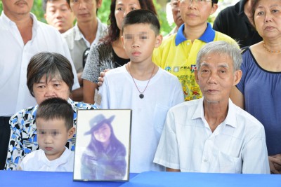 死者家属在丧礼举办记者会,促请警方严厉看讨家暴案。