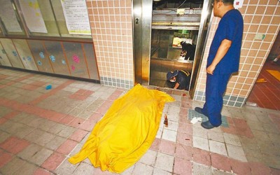 警消将邹文豪遗体搬出电梯后,至电梯内采证。