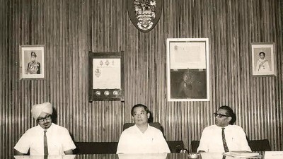 首长林苍祐与时任州财政司,后受委槟州发展机构首任总经理的仄星(左)和时任市议会秘书拉贞德拉(右)出席1970年市议会的一项会议。