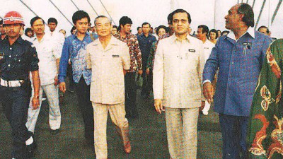 槟城大桥正式通车典礼上,首相马哈迪与首长林苍祐和工程部长三美威鲁在大桥中段步行。
