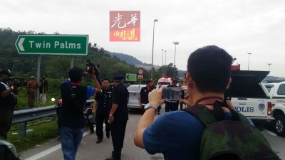 鉴证组警方到场查案。