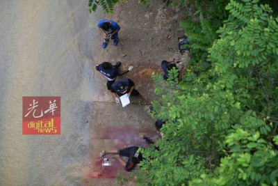 警员被逼持枪发射,其中4匪当场被歼灭。