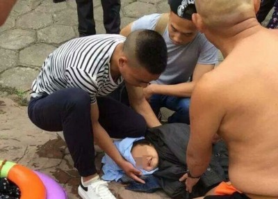 泳队成员为被从桥上被抛下水的女童救起。