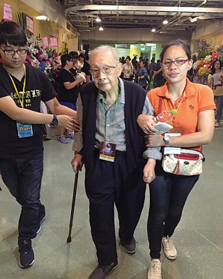 刘若英高龄的爸爸(中),拄着拐杖来捧宝贝女儿的场。