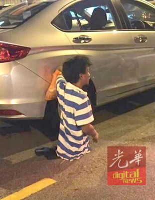残障人士仅靠膝部走路。