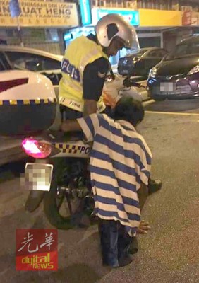 警员担心其安危而好心载他前往巴士站。