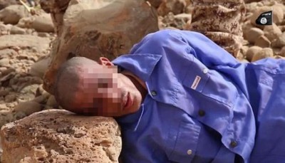 一名人质被IS分子用石头砸死。