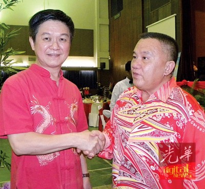 李志亮和陈耀荣吁请梁荣光续与党站在一起,重新考虑归队。