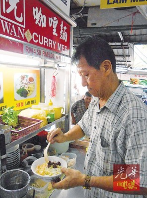 咖哩面业者阮建兴坚持用鲜蚶来调味。