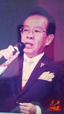 林仲康在庆80大寿时,最后一次登台歌唱。