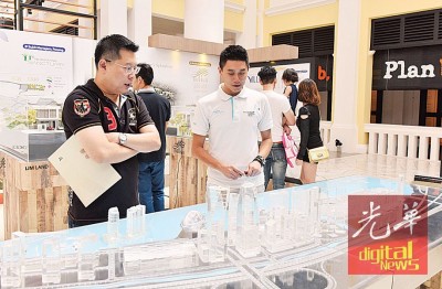 投资者在工作人员讲解下,以进一步了解时下产业咨询。