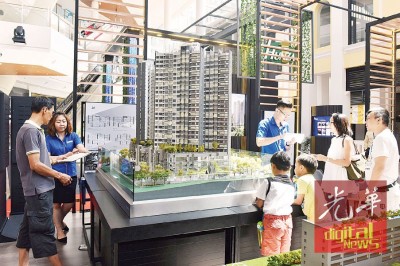 现场多项的参展单位,吸引不少家长携带小孩一起参观。