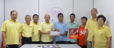 蔡瑞豪(左5)移交1万令吉模拟支票予黄荣华(右5)及父母黄文思(右4)及胡美薇(右3),理事林海利(左起)、许迪焜、洪明福、余益锋及谢宝珍陪同。