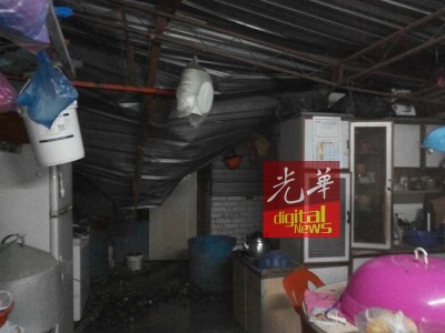 郭鸾心目住家内的屋顶遭压毁。