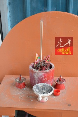 拿督公香炉完好无损,诸金凤感恩保佑。
