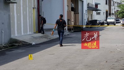 伤者负伤从电玩店后门逃出。