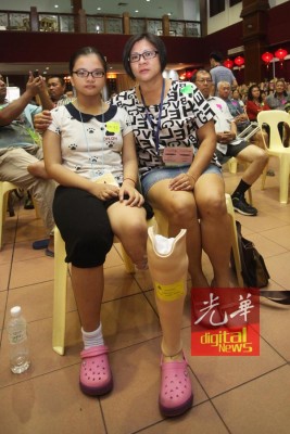 谢佩芬希望能在安装新义肢后跟同学去毕业旅行，但是妈妈黄彩真仍不放心她一人出远门。