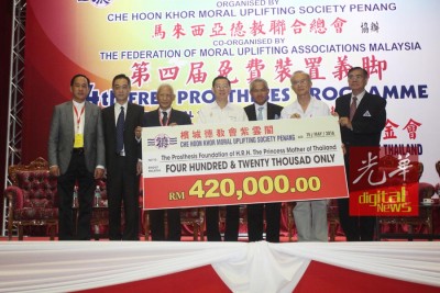 黄赐兴移交42万令吉予泰国皇太后赞助义脚修复基金会，由瓦扎拉接领，见证者包括林冠英、林廷晖、吴骏、丹隆及林盛。