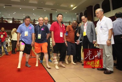“我们都站起来了,大家也不要放弃!”左起为李汉良、黄文初、周金财及阿鲁姆干!