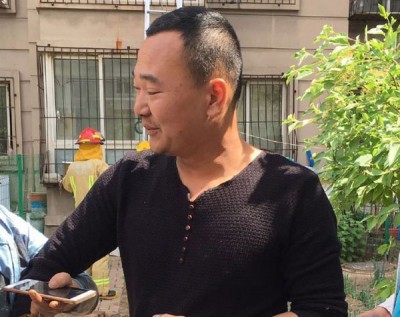 装窗工人周玉祥勇救两名被困火场的孩童,网民赞誉他为“真英雄”。