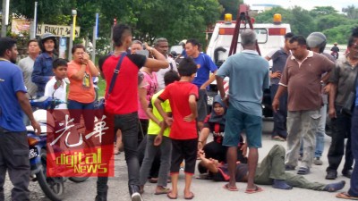 各族路人都施予援手,其中一位热心华妇拿到伤者电话,协助通知伤者家人。