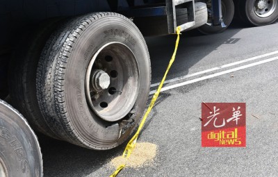 罗里轮胎也出现爆胎现象。
