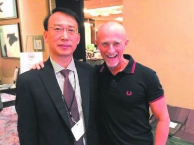 卡纳韦罗拿和任晓平(左)做国际医疗团队,挑战世界首票人类换条手术。
