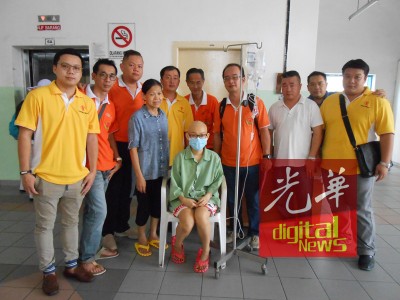 "七里香联谊会善爱之家"及"圣贤慈善基金会"理事到槟城医院探访孙苡佳,为这名希望可以获得骨髓救命的血癌病人发动医药筹款。