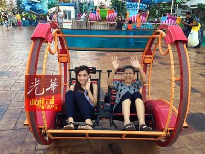 孙苡佳母女同乐。