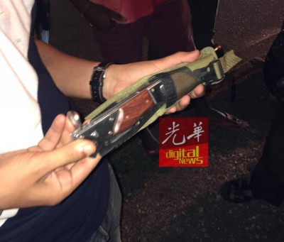 警员在2人身上搜出利刀。