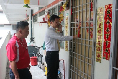 杨顺兴之男童住家敲门,可没有人在小,连由纪日升陪。