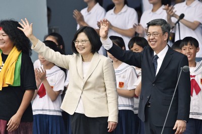 上任总统蔡英文、副总统陈打仁向在座庆典民众挥手致意。(法新社照片)