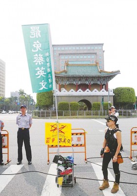 蔡英文上任,陆军礼炮21鸣致敬。