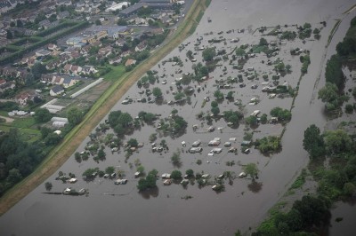 塞纳河水上涨已造成巴黎多个地区出现水浸,触目所见汪洋一片!(法新社照片)