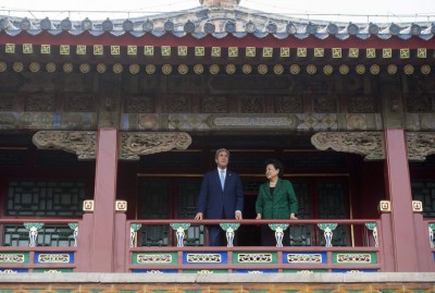 中华副总理刘延东(右)伴美国国务卿克里(左)于北京市参观故宫。(法新社照片)