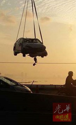 车子事后很快就被拖吊车吊走。