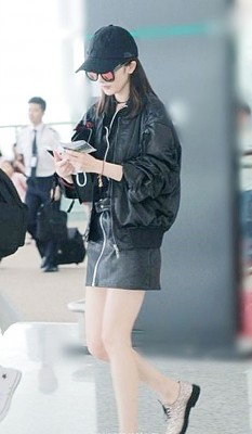 杨幂长腿现身长沙机场。