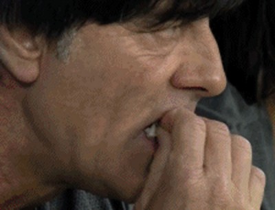 勒夫打口香糖。