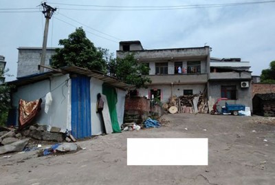 张华协调住在2层大楼房,可给病母住在一旁的铁皮屋。